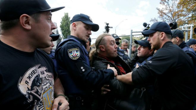 160918093915_protest_kyiv_640x360_reuters_nocredit